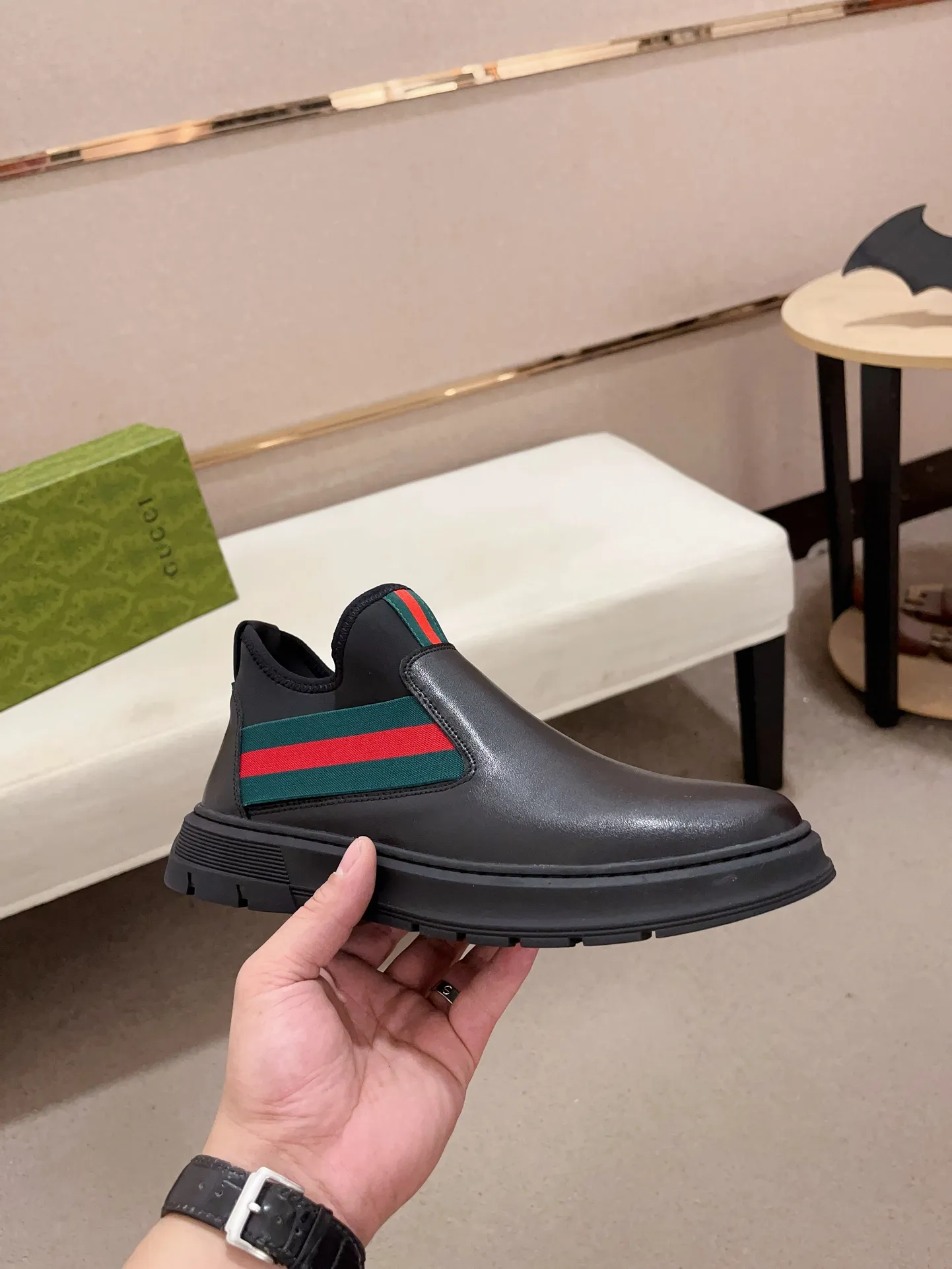 Factory price 480💰 (sheepskin lining * velvet lining optional! Can be made without label) High-quality new GUCCI (Gucci) counters will be launched simultaneously. The new men's shoes and 😘fabric are made of high-tech glue-spraying technology. Lining: sheepskin lining* velvet lining. 👍🏿 High-end ☄️ air-cushion molded anti-slip rubber outsole, exquisite lines, simple and elegant, comfortable and high-end for leisure travel. Code number: 38 to 44 (45 can be customized and cannot be returned or exchanged)